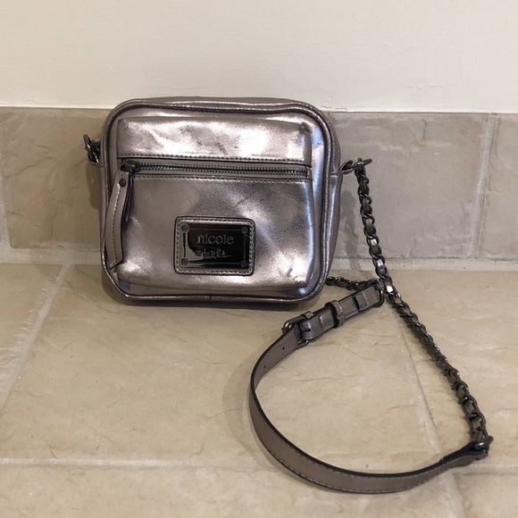 🆕 Nicole Miller silver crossbody shoulder … - Picture 1 of 14